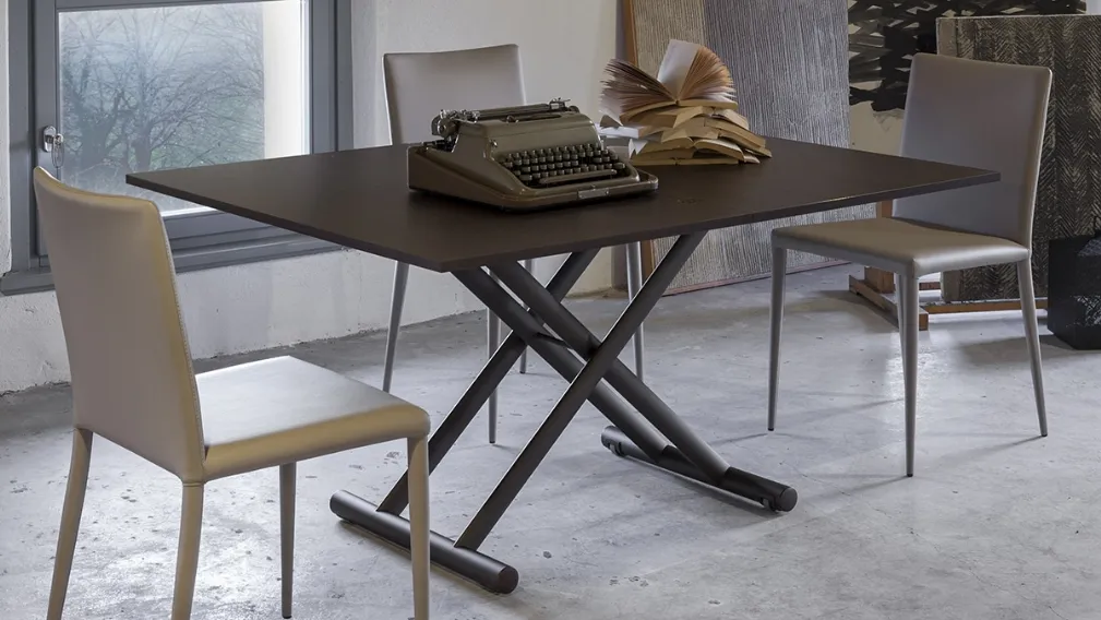 Tavolino trasformabile Universe con piano in nobilitato e base in metallo di Altacom