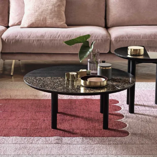 Tavolino rotondo con struttura in legno di frassino laccato, ii top è realizzato in due diversi materiali abbinati Bam 02 di Calligaris