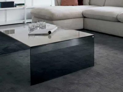 Tavolino in vetro con piano accoppiato ceramica-vetro Bridge di Calligaris