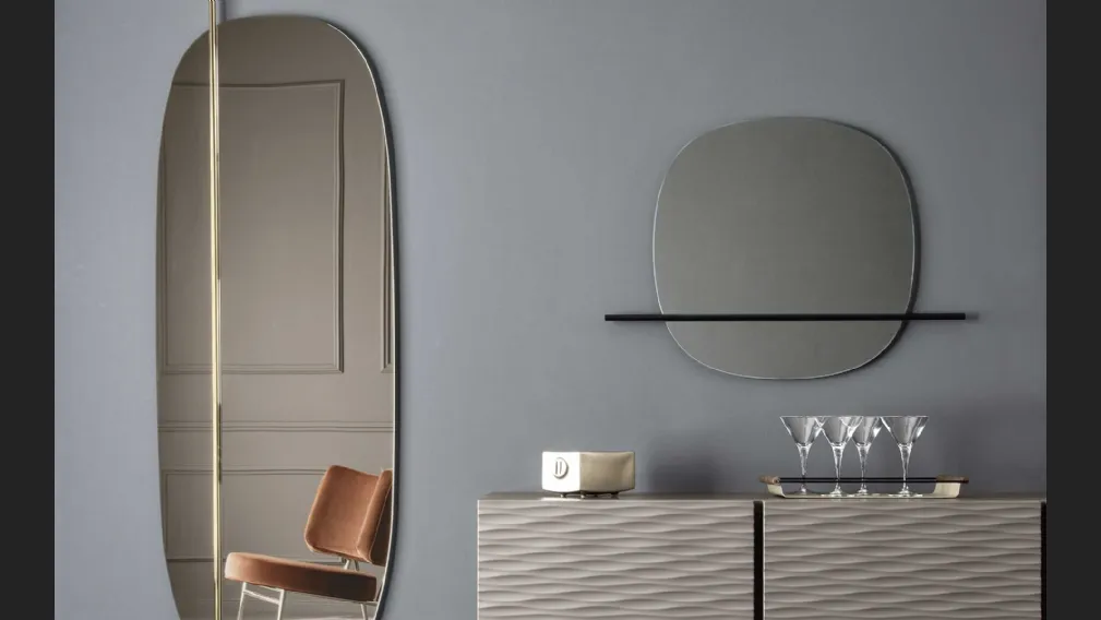 Specchio realizzato con elemento decorativo in metallo Vanity di Calligaris