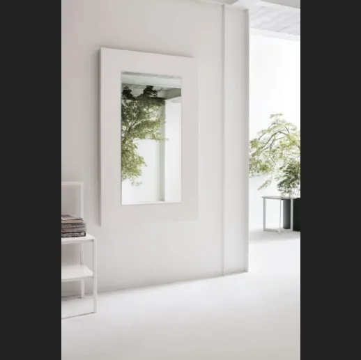 Specchio Dolcevita con cornice in legno laccato poro aperto bianco gesso di Tomasella