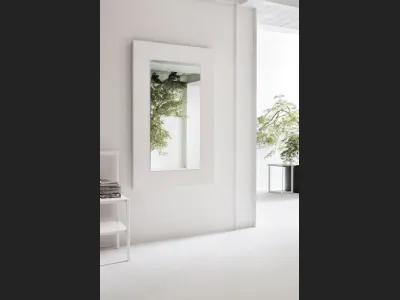 Specchio Dolcevita con cornice in legno laccato poro aperto bianco gesso di Tomasella