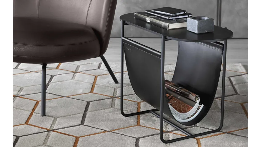 Tavolino portariviste con top in legno e struttura in metallo con sacca portariviste in cuoio Magazine di Calligaris