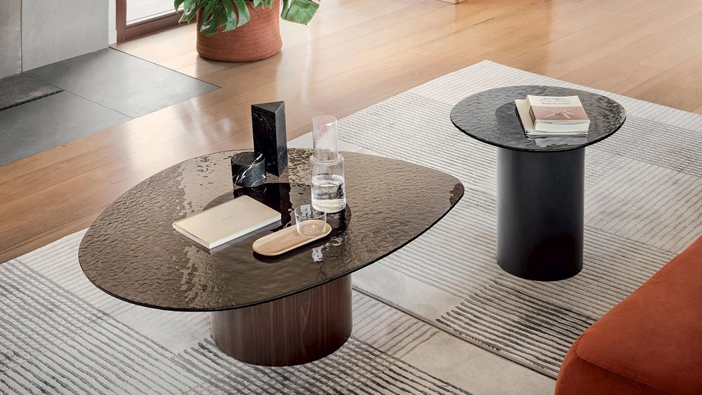 Tavolino con top in vetro temprato e basamento cilindrico in legno Mushroom di Calligaris