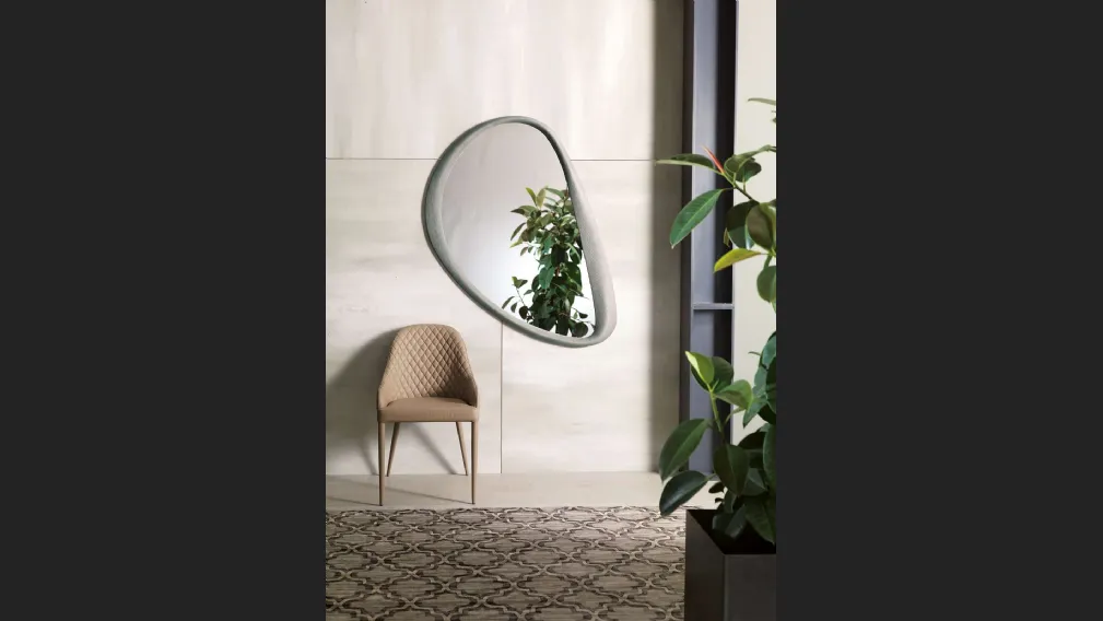 Specchio sagomato Soho con cornice in pelle di Ozzio