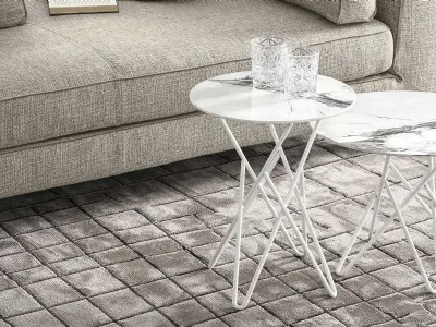 Tavolino rotondo in ceramica effetto marmo con base in metallo Stellar di Calligaris