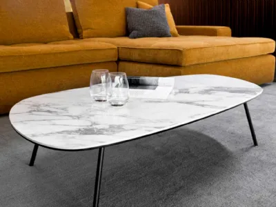 Tavolino sagomato con piano in ceramica effetto marmo Tweet 02 di Calligaris