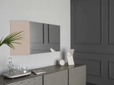 Specchio sagomato realizzato con due inclinazioni diverse Viewpoints di Calligaris