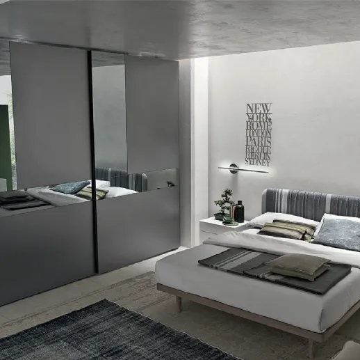 Armadio Cristal in laccato opaco antracite con ante specchio grigio e grigio satinato di Tomasella