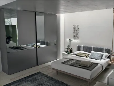 Armadio Cristal in laccato opaco antracite con ante specchio grigio e grigio satinato di Tomasella