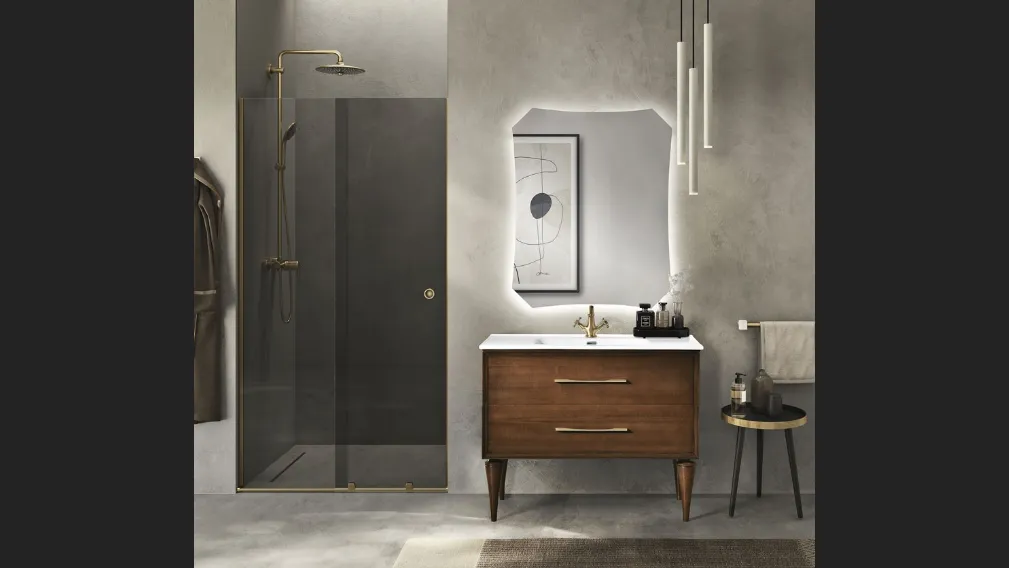 Mobile da Bagno con piedi Classic in finitura Noce chiaro con maniglia brunita e lavabo in ceramica di Bluelife