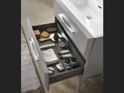 Mobile da Bagno con piedi Cleide laccato Grigio Perla con lavabo in ceramica di Bluelife