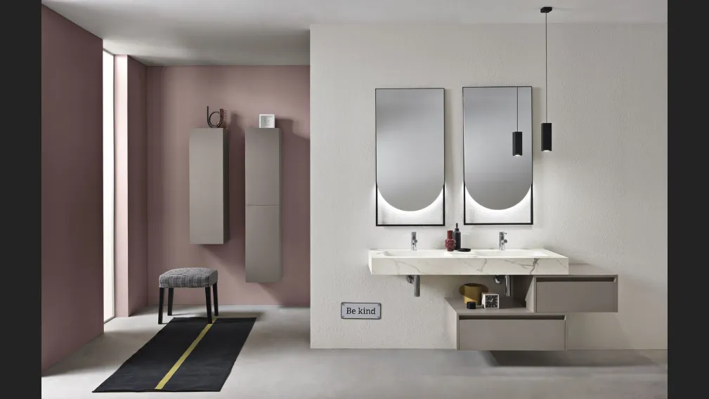 Mobile da Bagno sospeso Piave in nobilitato Tortora frassinato con top in HPL Bianco Statuario di Bluelife