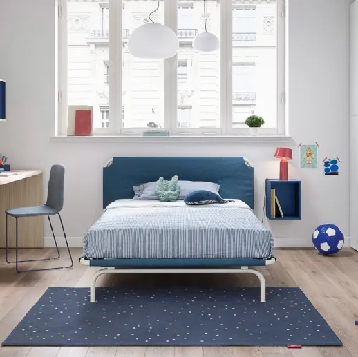 Cameretta componibile con letto ad una piazza e mezza e pensili sospesi Kids space 05 di Nidi