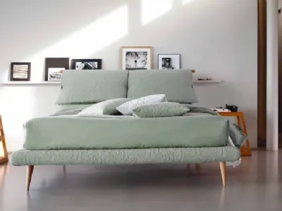 Letto in tessuto con testiera imbottita e piedini in legno Fly di Bontempi Letti Design