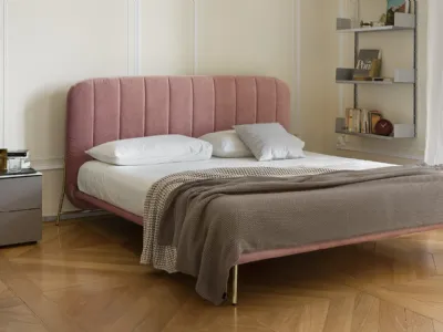 Letto in tessuto imbottito con testiera dalle cuciture verticali Le Marais di Calligaris