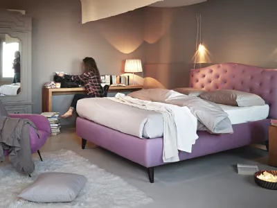 Letto in ecopelle con testiera imbottita Lyle Capitonnè di Noctis