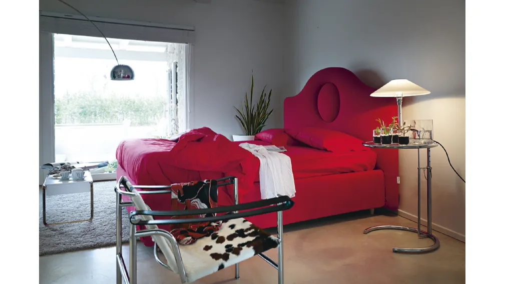 Letto imbottito con testiera sagomata Sophie Modern di Noctis