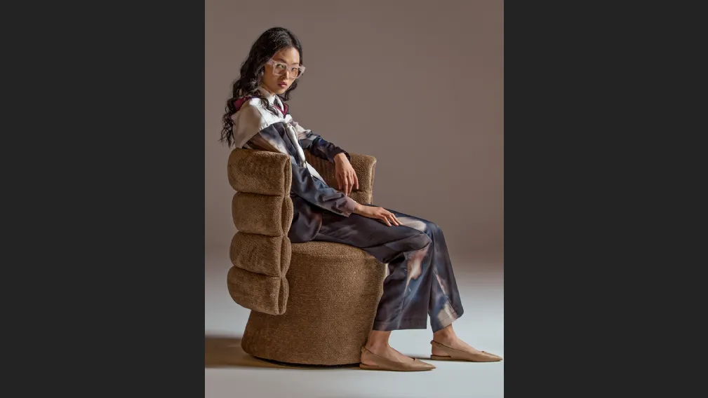 Poltroncina di design in tessuto imbottito Lady G di Calia
