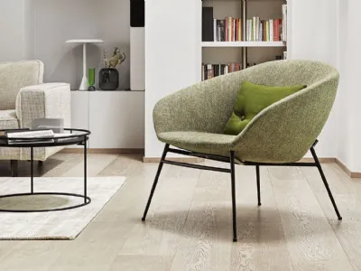 Poltroncina in tessuto con gambe in metallo Love di Calligaris