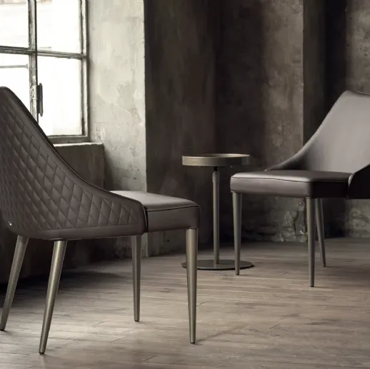 Poltroncina Clara in ecopelle con base in acciaio laccato di Bontempi