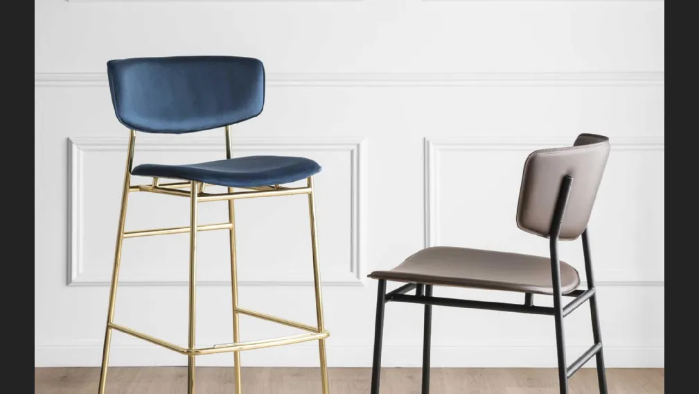 Sgabello con struttura in metallo e seduta in tessuto o ecopelle Fifties di Calligaris