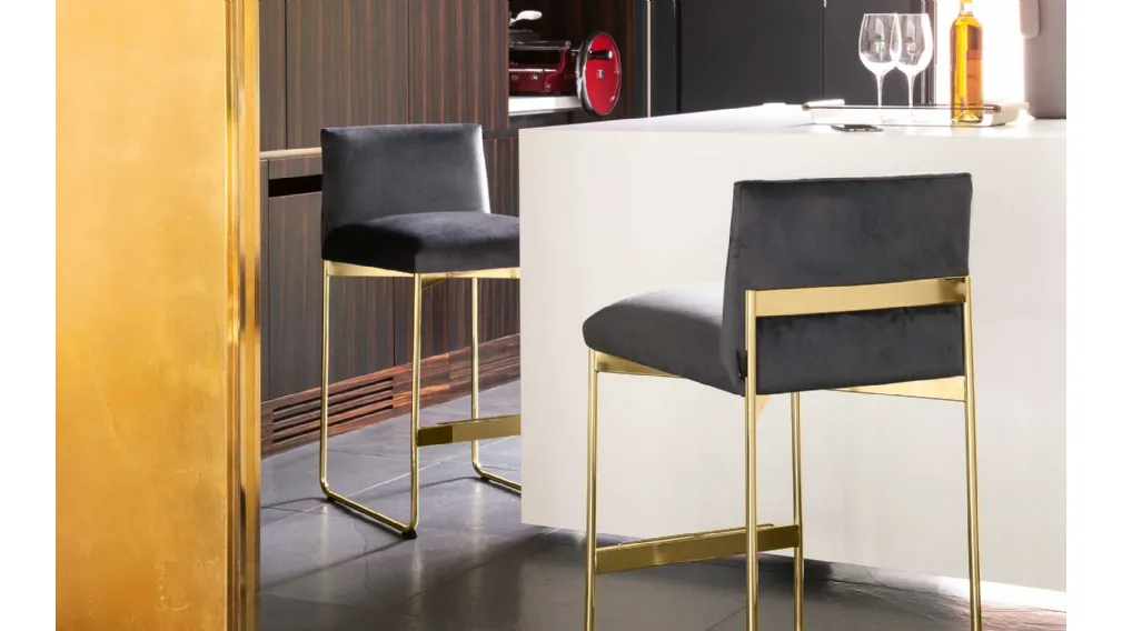 Sgabello in microfibra con base in finitura ottone lucido Gala di Calligaris