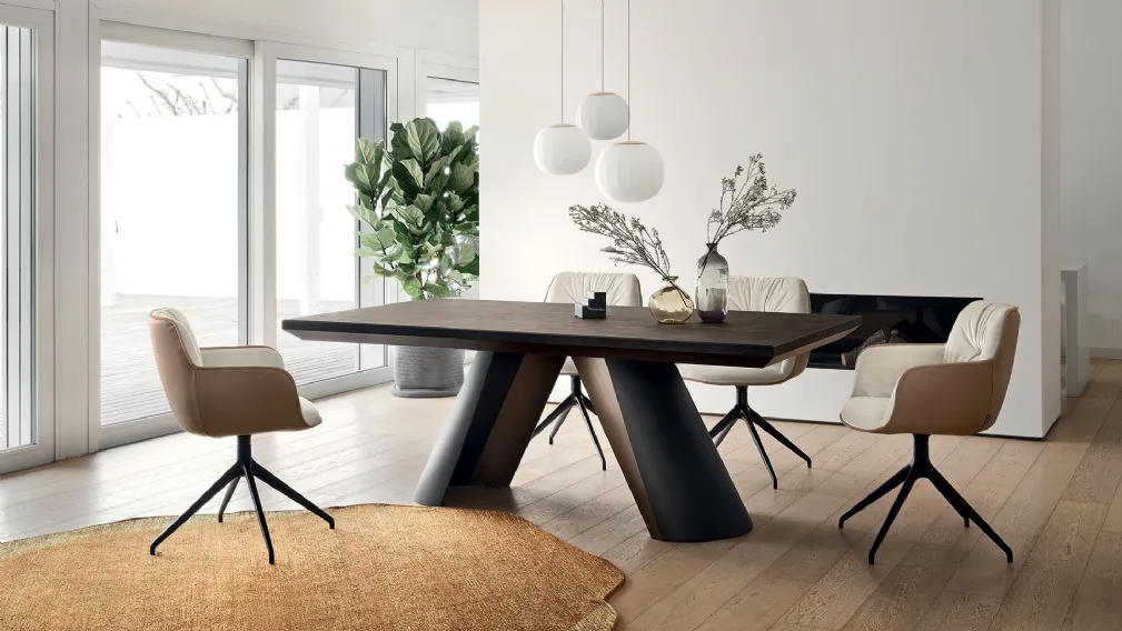 Sedia Cocoon con base girevole in tessuto e pelle di Calligaris