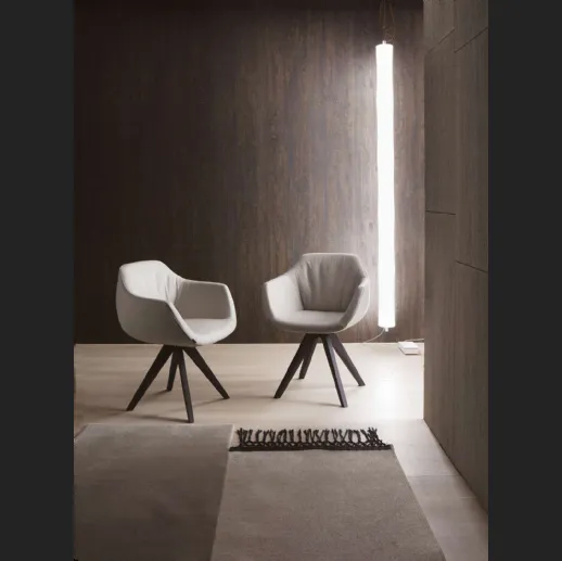 Sedia moderna con braccioli rivestita in pelle con base in legno Delia di Ozzio