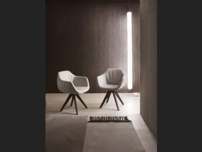 Sedia moderna con braccioli rivestita in pelle con base in legno Delia di Ozzio