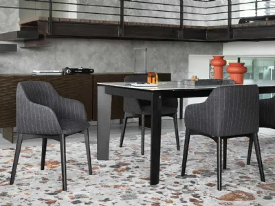Sedia Elle in tessuto con gambe in legno massello di Calligaris