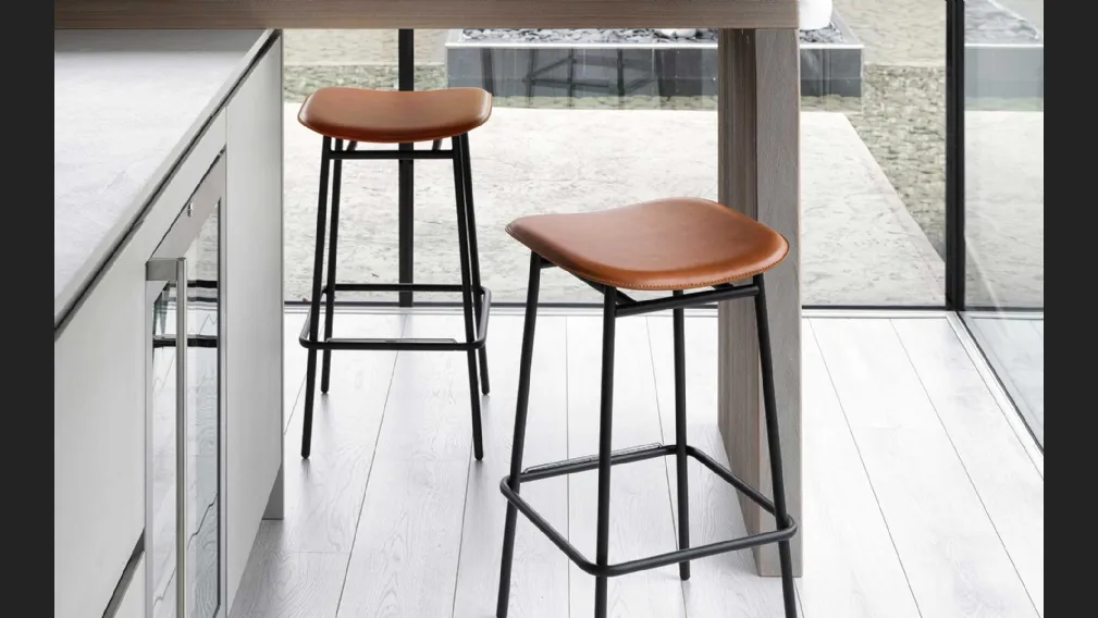 Sgabello Fifties con seduta in cuoio e base in metallo di Calligaris