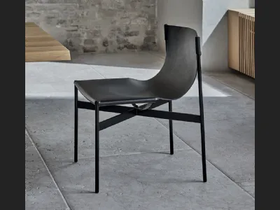 Sedia Lucrezia con struttura in acciaio laccato e monoscocca imbottita e rivestita in cuoio di Bontempi