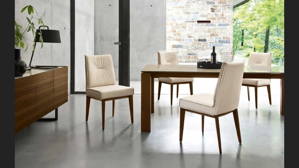 Sedia imbottita in pelle con struttura in legno massello Romy di Calligaris