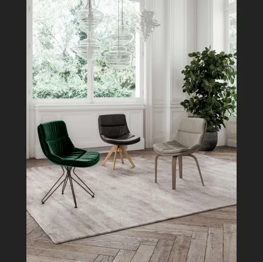 Sedia Sally in pelle imbottita e trapuntata con base in legno di Ozzio