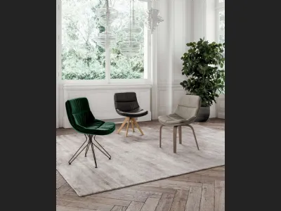 Sedia Sally in pelle imbottita e trapuntata con base in legno di Ozzio