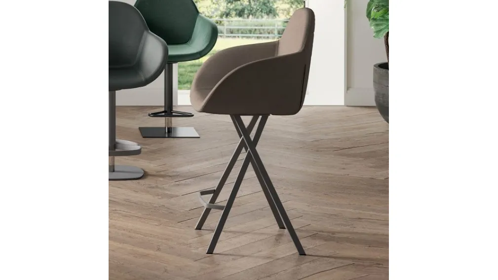 Sgabello fisso con base in metallo e seduta rivestita in ecopelle Yago di Ozzio