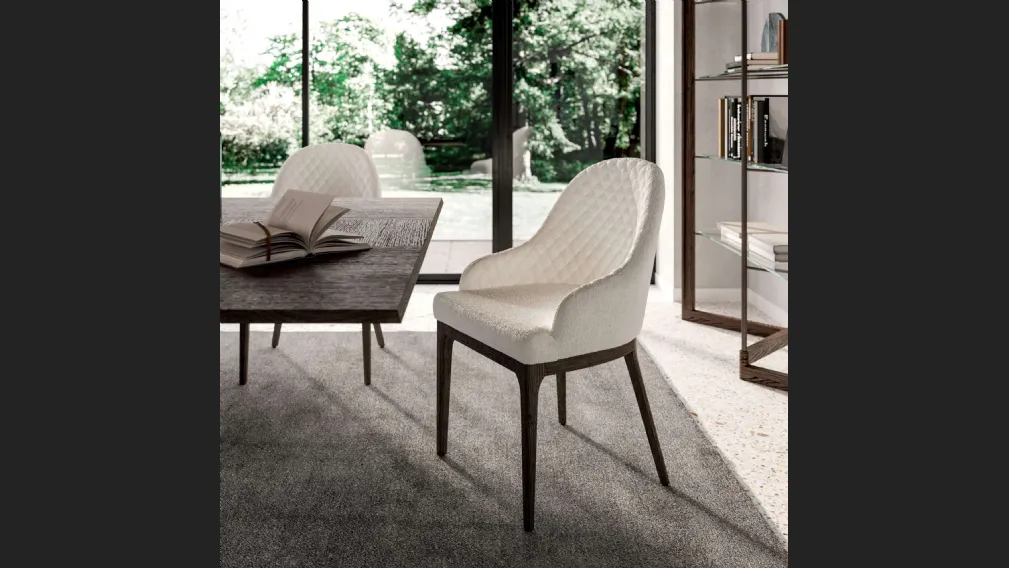 Sedia con braccioli Thelma di Ozzio