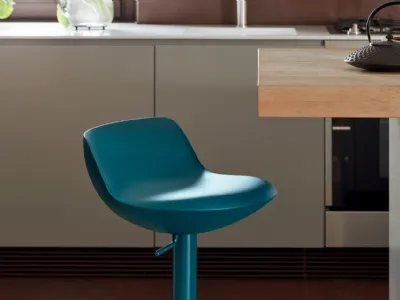 Sgabello regolabile in poliuretano con struttura in metallo verniciato Tulij di Calligaris