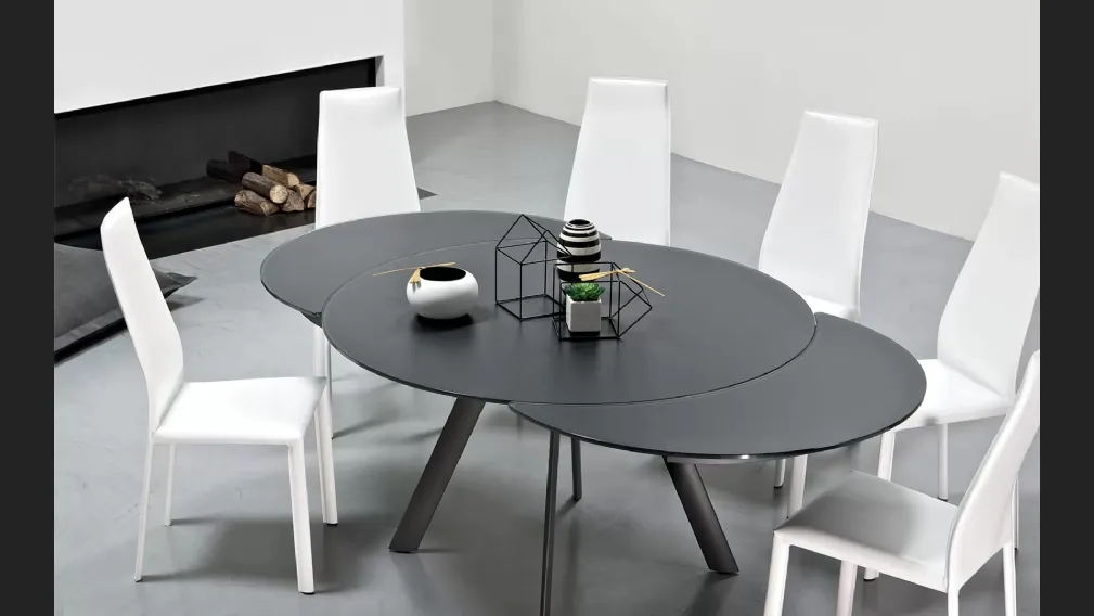 Tavolo allungabile Giro con top in cristallo antigraffio opaco e base in acciaio inox di Bontempi