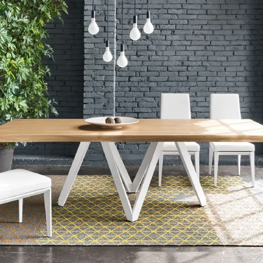 Tavolo con piano in legno e basamento in metallo Cartesio di Calligaris