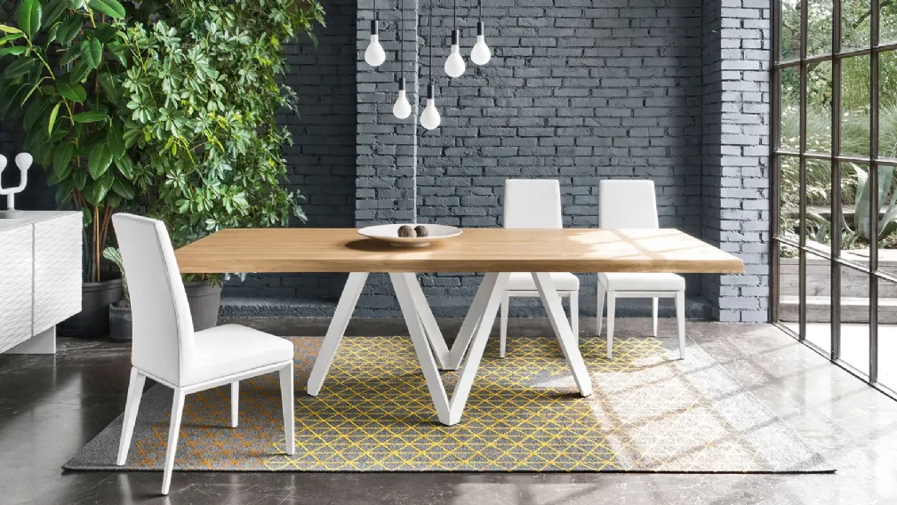Tavolo con piano in legno e basamento in metallo Cartesio di Calligaris