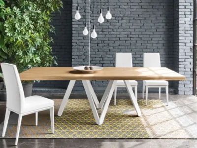 Tavolo con piano in legno e basamento in metallo Cartesio di Calligaris