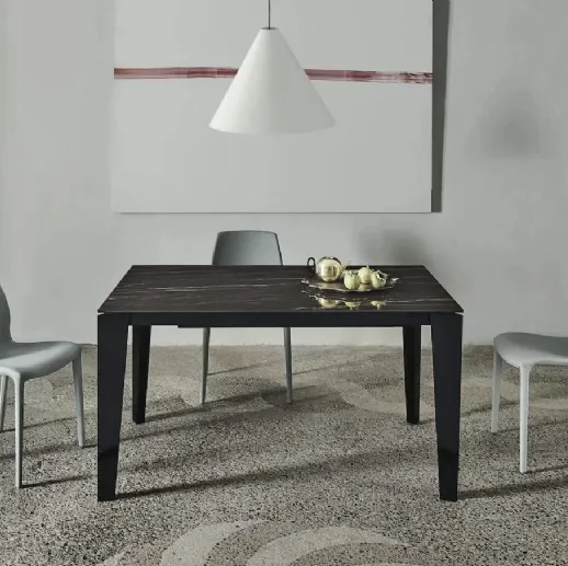 Tavolo allungabile Cruz XXL con top in SuperMarmo e base in acciaio laccato di Bontempi
