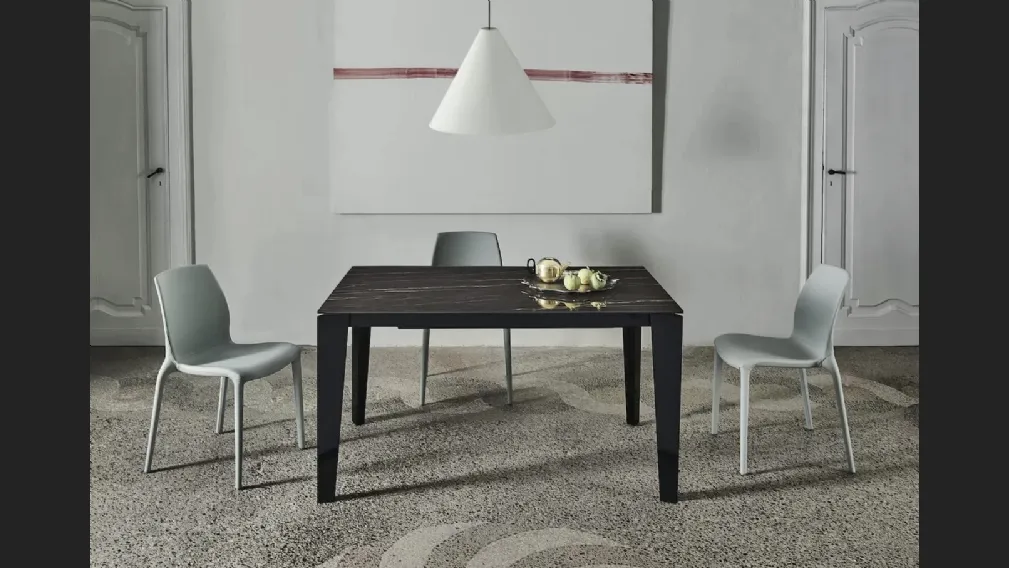 Tavolo allungabile Cruz XXL con top in SuperMarmo e base in acciaio laccato di Bontempi