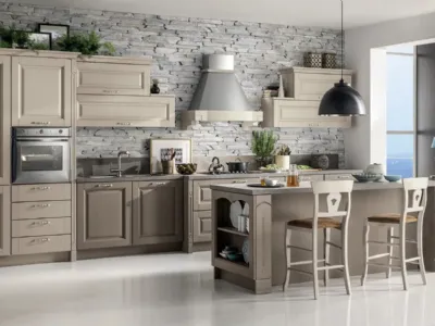 Cucina Classica con isola Bolgheri v01 in Rovere finitura Cuvèe e Soya con top in laminato Pietra Vecchia di Stosa