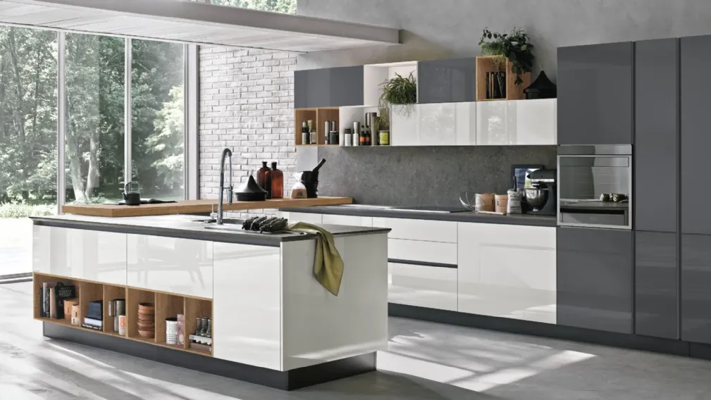 Cucina Moderna con penisola Alevé v11 in laccato UV Neve lucido e Ardesia lucido con piano snack in Rovere nodato di Stosa