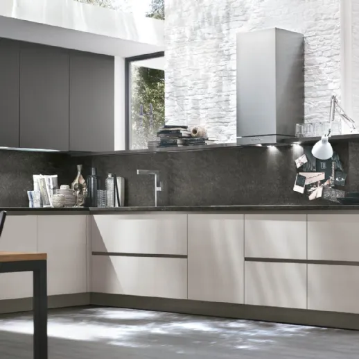 Cucina Moderna angolare Alevé v12 in laccato UV Grigio Seta opaco e UV Grigio Asfalto opaco di Stosa