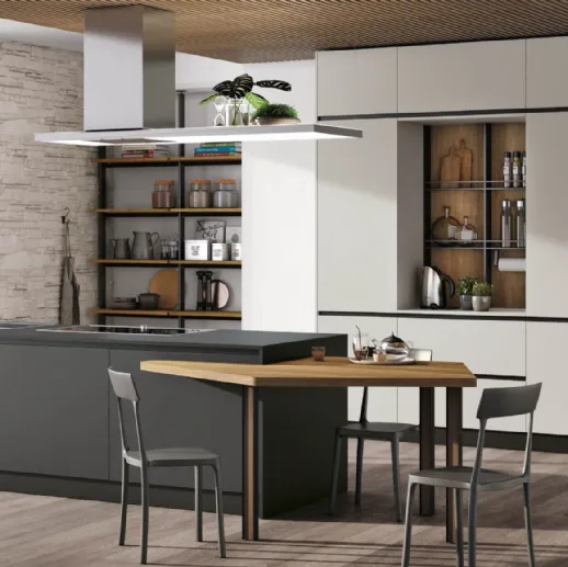 Cucina Moderna con isola Alevé v03 in laccato UV Asfalto opaco e UV Grigio Seta opaco con piano snack pentagonale in Rovere Nodato di Stosa