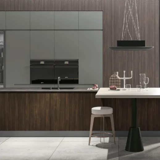 Cucina Moderna con isola Karma v08 in Termo Strutturato Rovere Corteccia e colonne in laccato opaco Timo di Stosa